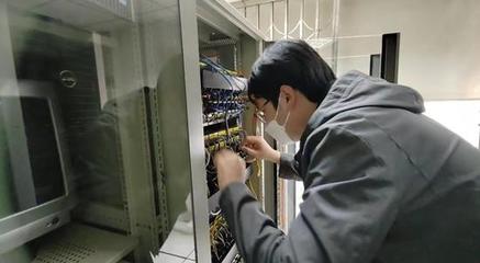 大港油田天然氣公司數智化技術服務中心開展機柜間標準化專項治理工作，提升網絡技術服務可靠性